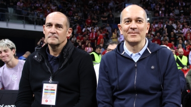 Οι πρόεδροι Αγγελόπουλοι παρουσίασαν την εκτός έδρας εμφάνιση του Ολυμπιακού για τη σεζόν 2026-2027! 