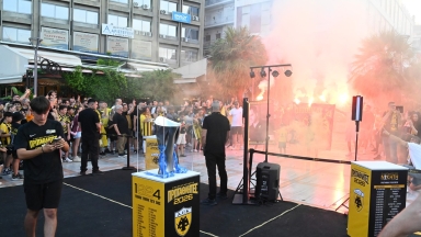 Κιτρινόμαυρο πάρτι στη Λαμία για το τρόπαιο της ΑΕΚ