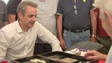 Ταβλάκι, καφεδάκι, ανεμιστηράκι: Χαλαρός Κυριάκος Μητσοτάκης στην Νέα Σμύρνη (vid)