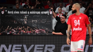 Πανό - «απάντηση» των οπαδών του Ολυμπιακού σε Σλούκα: «Αυτή είναι η καλύτερη ιστορία»