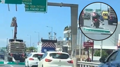 Βίντεο-σοκ από τον Κηφισό: Γερανός ξηλώνει πινακίδα, μοτοσικλετιστές γλιτώνουν στο παρά πέντε