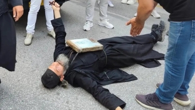 Απρόοπτο στο Pride της Θεσσαλονίκης: Ρασοφόρος ξάπλωσε στον δρόμο και φώναζε «ΜΕΤΑΝΟΕΙΤΕ» (vid)