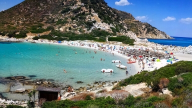 «Να νοικιάσω παιδί για να έχω σκιά;»: Η απόφαση στη Σαρδηνία που εξόργισε τους λουόμενους