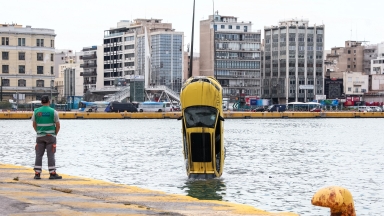 Τραγωδία στο λιμάνι του Πειραιά: Ταξί έπεσε στη θάλασσα – Ανασύρθηκε νεκρός ο οδηγός (vid)