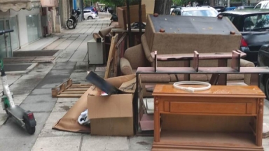 Αυτό γούσταραν, αυτό έκαναν: Μετακόμισαν και πέταξαν το παλιό νοικοκυριό τους στο πεζοδρόμιο