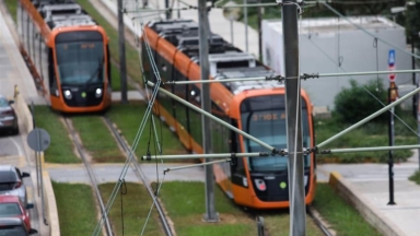 Παλαιό Φάληρο: Τραμ συγκρούστηκε με τρίκυκλο, τραυματίστηκε κοριτσάκι που επέβαινε με τους γονείς του