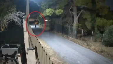 00:33 τα ξημερώματα: Η στιγμή που 50χρονος βάζει φωτιά στην Άνοιξη και φεύγει σαν... κύριος