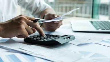 Ελεύθεροι επαγγελματίες: Ποιοι κερδίζουν μισό φόρο, μειωμένη προκαταβολή και απαλλαγές