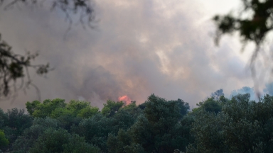 «Κατευθυνθείτε προς Περιστέρι»: Μεγάλη φωτιά ξέσπασε στην περιφερειακή Αιγάλεω - Εκκενώνεται το Δαφνί (vid)