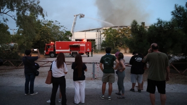 Μεγάλη φωτιά στο Πάρκο Γουδή: Καίγεται το Θέατρο Μπάντμιντον (vid)