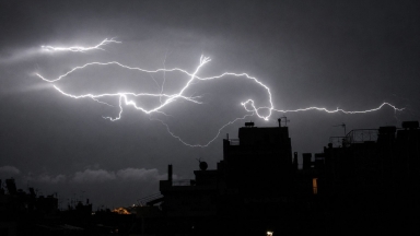 «Τρελάθηκε» ο καιρός: Από τα 40άρια σε βροχές, καταιγίδες και χαλάζι – Red Code σε 11 περιοχές