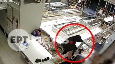 Νίκαια: Υπάλληλος ζαχαροπλαστείου κυνήγησε ληστή με σφουγγαρίστρα όταν κατάλαβε ότι το όπλο ήταν ψεύτικο (vid)