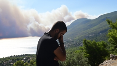 Όλη η Ελλάδα σε μία φωτογραφία: Απελπισμένος άνδρας παρακολουθεί τη φωτιά στο Πόρτο Γερμενό