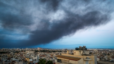 «Παράγονται χιλιάδες καρκινογόνες ουσίες»: Έφτασε στην Αττική το τοξικό νέφος από την πυρκαγιά (vid)