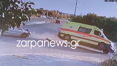 Βίντεο-ντοκουμέντο από τη στιγμή που ασθενοφόρο συγκρούστηκε με ΙΧ στα Χανιά και αναποδογύρισε