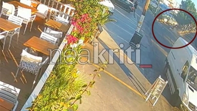 Σοκαριστικό τροχαίο στη Χερσόνησο: Η στιγμή που Ι.Χ. «πετάει» και «απογειώνεται» σε δέντρο (vid)