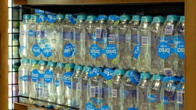 Τέλος οι εξάδες νερών και αναψυκτικών στα σούπερ μάρκετ; Η μεγάλη αλλαγή που φέρνει η ΕΕ 