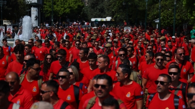 «Πλημμύρισαν» το Σύνταγμα οι εποχικοί πυροσβέστες: Ζητούν 12μηνη εργασία και μόνιμη λύση