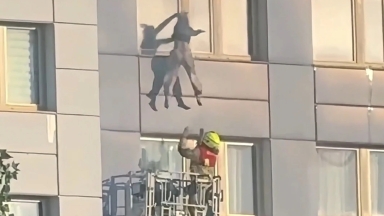 Πυροσβέστης έπιασε γυναίκα που πήδηξε από τον 11ο όροφο: Πυρκαγιά σε πολυκατοικία στο Βερολίνο (vid) 