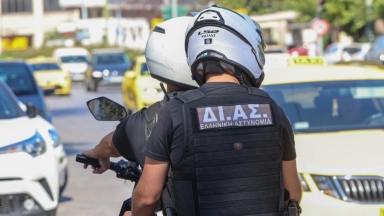 Άγιος Δημήτριος: Τρεις συλλήψεις για απάτη σε βάρος 88χρονου – Τον έπεισαν να πετάξει κοσμήματα από το μπαλκόνι