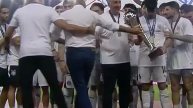 Ο Κόντης... τράβηξε τον Τζώρτζογλου για να σηκώσουν το Κύπελλο οι παίκτες!