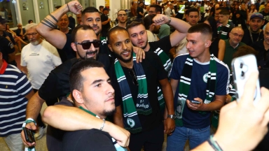 Η Μαρκό ενεργοποίησε τη βόμβα Ελ Αραμπί, αποθέωση στο αεροδρόμιο για τον Μαροκινό άσο (vid+pics)