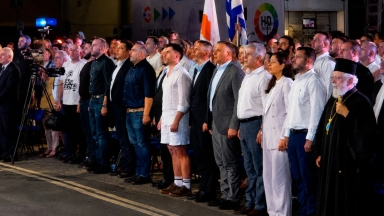 «Μετέτρεψε την εκδήλωση σε προσωπικό σόου»: Σάλος με την εμφάνιση του Φειδία σε μνημόσυνο των Ισαάκ και Σολωμού