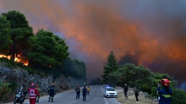 Δραματικό βίντεο: Τεράστιες φλόγες «καταπίνουν» το δάσος στο Πόρτο Γερμενό