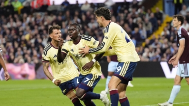 «Απόδραση» με Σάκα από το Villa Park!