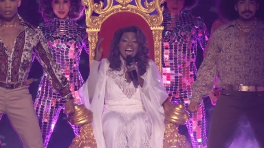 48χρόνια μετά: Η Gloria Gaynor ερμηνεύει το "I will Survive" στα 82 της καθισμένη σε ένα θρόνο
