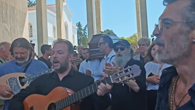 Συγκίνηση στο Α' Νεκροταφείο: Τραγούδησαν το «Καραϊσκάκης» στο τελευταίο αντίο του Νίκου Καλογερόπουλου (vid)