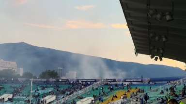 Χρήση χημικών από την αστυνομία έξω από το γηπέδο της Λέφσκι