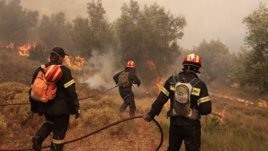 Πυροσβέστες μέσα στις φλόγες: Βίντεο από τη μάχη στα πύρινα μέτωπα