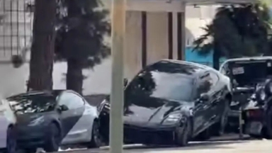Απίστευτη σκηνή στο Λος Άντζελες: Οδηγός Porsche γκαζώνει ενώ την παίρνει γερανός (vid)