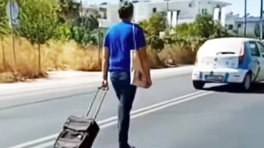 «Ρε κάνε άκρη ρε»: Αχάμπαρος πεζός στη Ρόδο περπατάει στη μέση του δρόμου και τρελαίνει τους οδηγούς (vid)