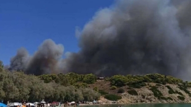 Φωτιά στη Σαλαμίνα: Δύο μέτωπα σε Περιστέρια και Σελήνια – Εκκενώσεις με μηνύματα του 112 Ισχυρές επίγειες και εναέριες δυνάμεις επιχειρούν στις δύο πυρκαγιές