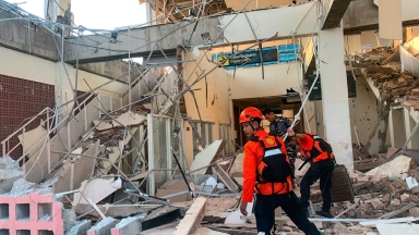 Φονικός σεισμός 7,7 Ρίχτερ στην Ινδονησία - Συγκλονιστικά βίντεο από τη στιγμή της δόνησης