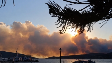 Ολονύχτια μάχη με τις φλόγες στη Σκύρο, πλημμύρες στη Μάνη: Δύσκολη νύχτα σε δύο διαφορετικά μέτωπα