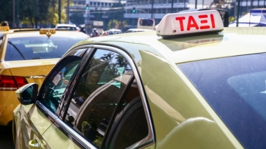 600 ευρώ για μια κούρσα στην Αθήνα: Τουρίστες καταγγέλλουν ότι οδηγός ταξί τους απείλησε