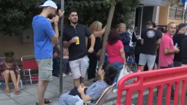 Διανυκτέρευσαν έξω από το Α.Τ. Τούμπας για να εκδώσουν διαβατήριο με την παλιά ταυτότητα (vid)