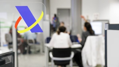 Είχε 200.000 ευρώ κάτω από το στρώμα και όταν τα κατέθεσε στην τράπεζα, η Εφορία τού ζήτησε πάνω από 100.000 ευρώ