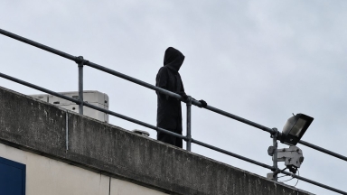 Ο Χάρος βγήκε παγανιά... στην Ουαλία: Άντρας ανέβηκε σε οροφή νοσοκομείου ντυμένος «κοράκι»