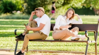 Τι είναι το Phubbing; Το νέο trend που όλοι κάνουμε και δεν καταλαβαίνουμε