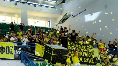 Νέο σόου των φίλων του Άρη στην Κύπρο - Η εντυπωσιακή ατμόσφαιρα με τα χαρτάκια