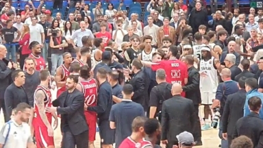 «Χάος» μετά το Αρμάνι - Βίρτους: Μεγάλη ένταση μεταξύ των Χάκετ και Μάθιους, «πυροσβέστης» ο Πίτερς