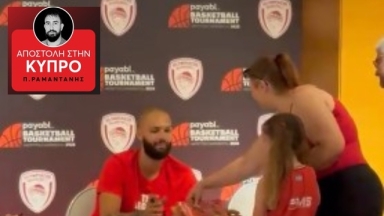 Τα αυτόγραφα των Φουρνιέ και Γουόρντ στους φιλάθλους του Ολυμπιακού