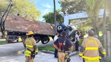 Απίστευτο περιστατικό στην Φλόριντα: Γερανός έπεσε δύο φορές στο ίδιο σπίτι (vid)