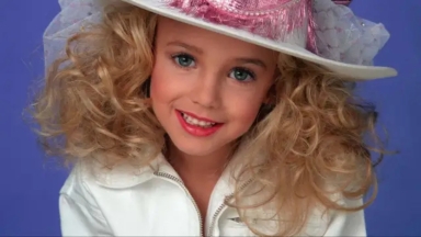 JonBenét Ramsey: Νέα θεωρία για τη δολοφονία του 6χρονου κοριτσιού που συγκλόνισε τις ΗΠΑ πριν από σχεδόν 30 χρόνια