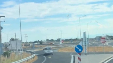 Απίστευτο περιστατικό στον Ε65: Οδηγός μπήκε ανάποδα σε κυκλικό κόμβο και συνέχισε κανονικά (vid)