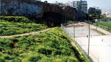 Θρίλερ στην Κυψέλη: Παιδί βρήκε σακούλα με ανθρώπινα οστά στην Αλεπότρυπα